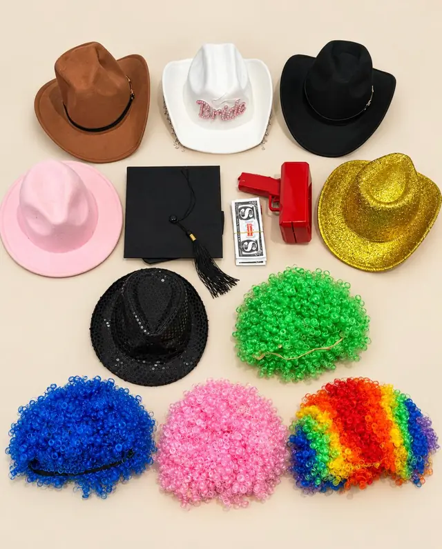 Chapeaux de cowboy, toque de diplômé et perruques colorées