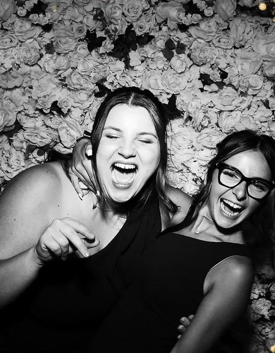Photo d'invitées qui rient, insérée dans le cadre